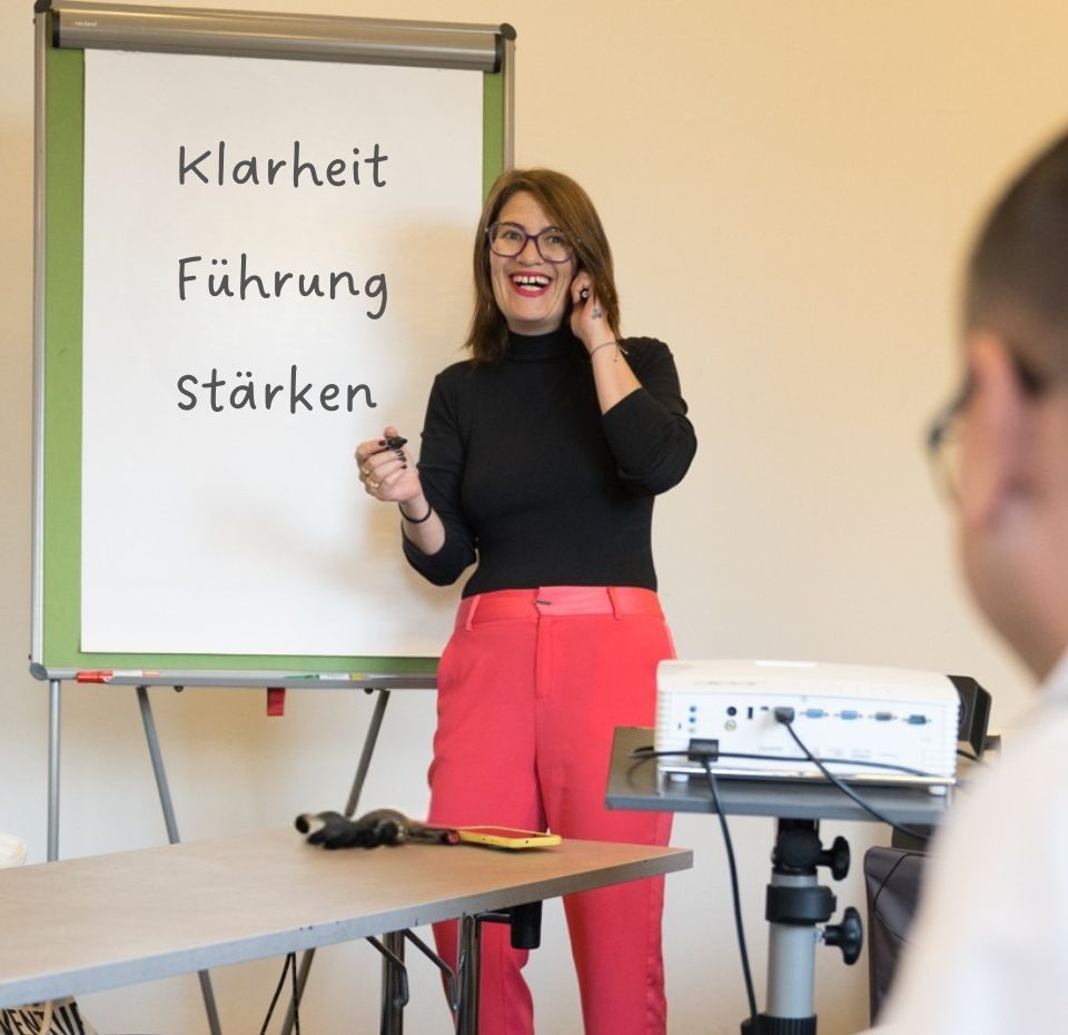Führungssparring für KMUs Vivien Schulter Vivien Schulter beim Führungssparring für KMUs – authentisch, klar und menschlich im Gespräch mit Unternehmer:innen.