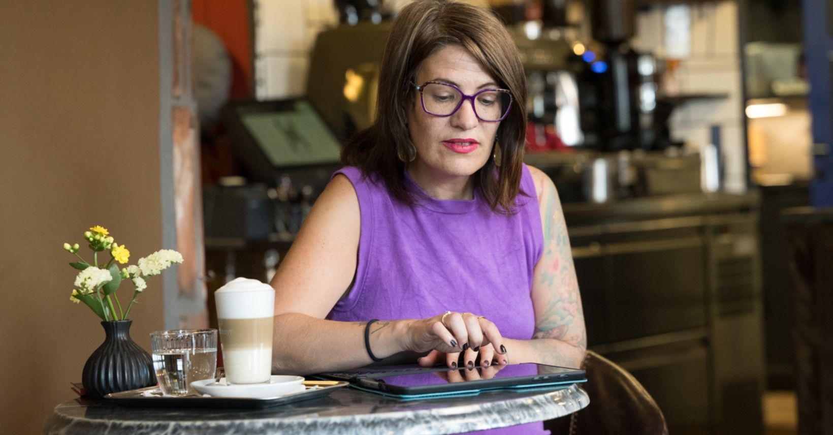 Vivien Schulter analysiert im Arbeitsalltag, wie Unternehmenskultur und Mitarbeiterbindung zur Kostenreduktion beitragen.